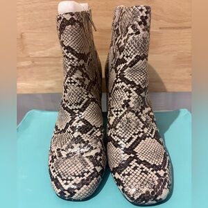 NWOB Bella Vita Leather Snake Print Boots 7.5